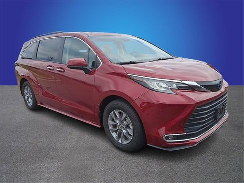 Used 2023 Toyota Sienna XLE image 2