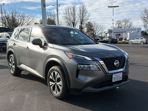 Used 2021 Nissan Rogue SV image 3