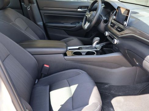 Used 2024 Nissan Altima 2.5 SV FWD image 17
