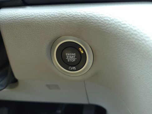 Certified 2022 Chrysler Pacifica Limited FWD image 46