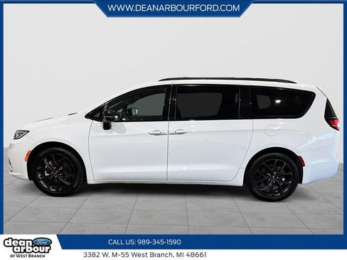Used 2025 Chrysler Pacifica Limited FWD image 5