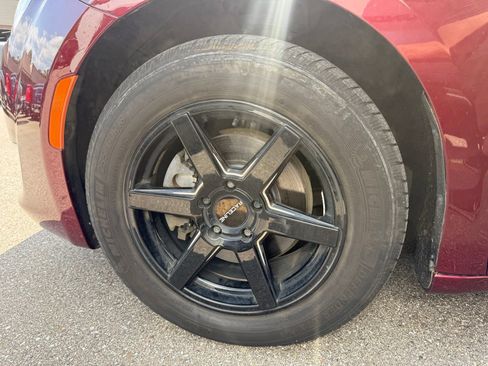 Used 2019 Chrysler Pacifica Limited w/ Tire & Wheel Group FWD image 7