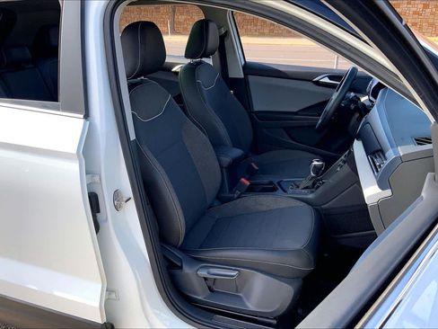 Used 2023 Volkswagen Taos SE w/ Panoramic Sunroof Package FWD image 9