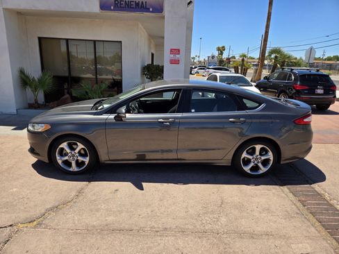 Used 2015 Ford Fusion SE w/ Equipment Group 201A FWD image 2