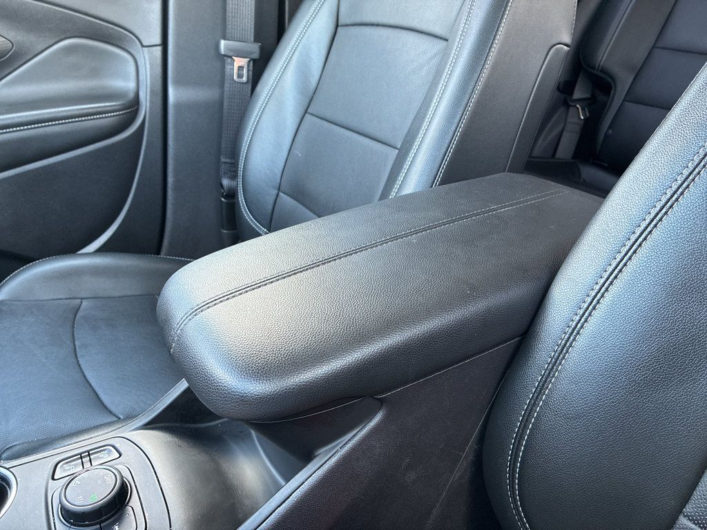 Used 2024 GMC Terrain SLT AWD/4WD image 30