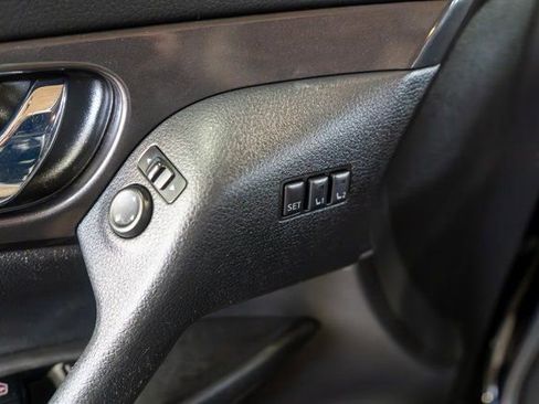 Used 2020 Nissan Rogue SV w/ Premium Package image 18