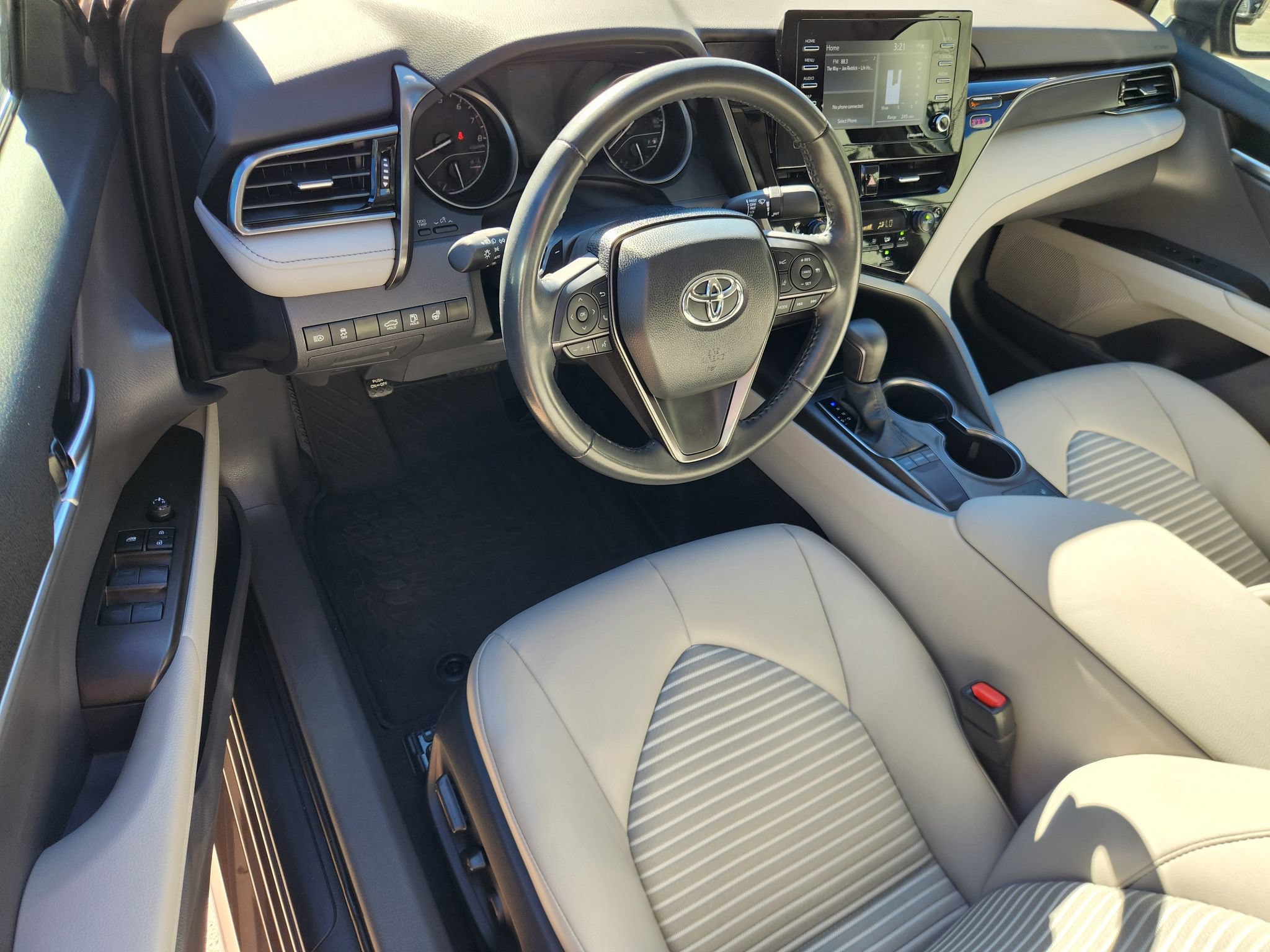 Used 2024 Toyota Camry SE w/ Cold Weather Package FWD image 14