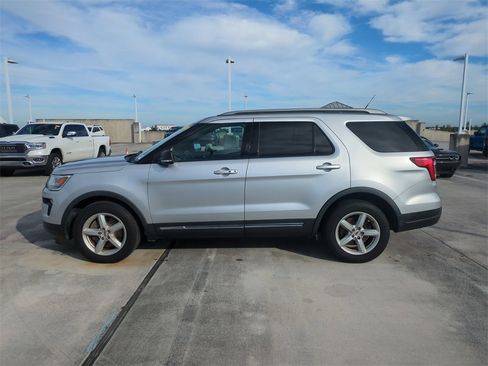 Used 2019 Ford Explorer XLT w/ Equipment Group 202A image 8