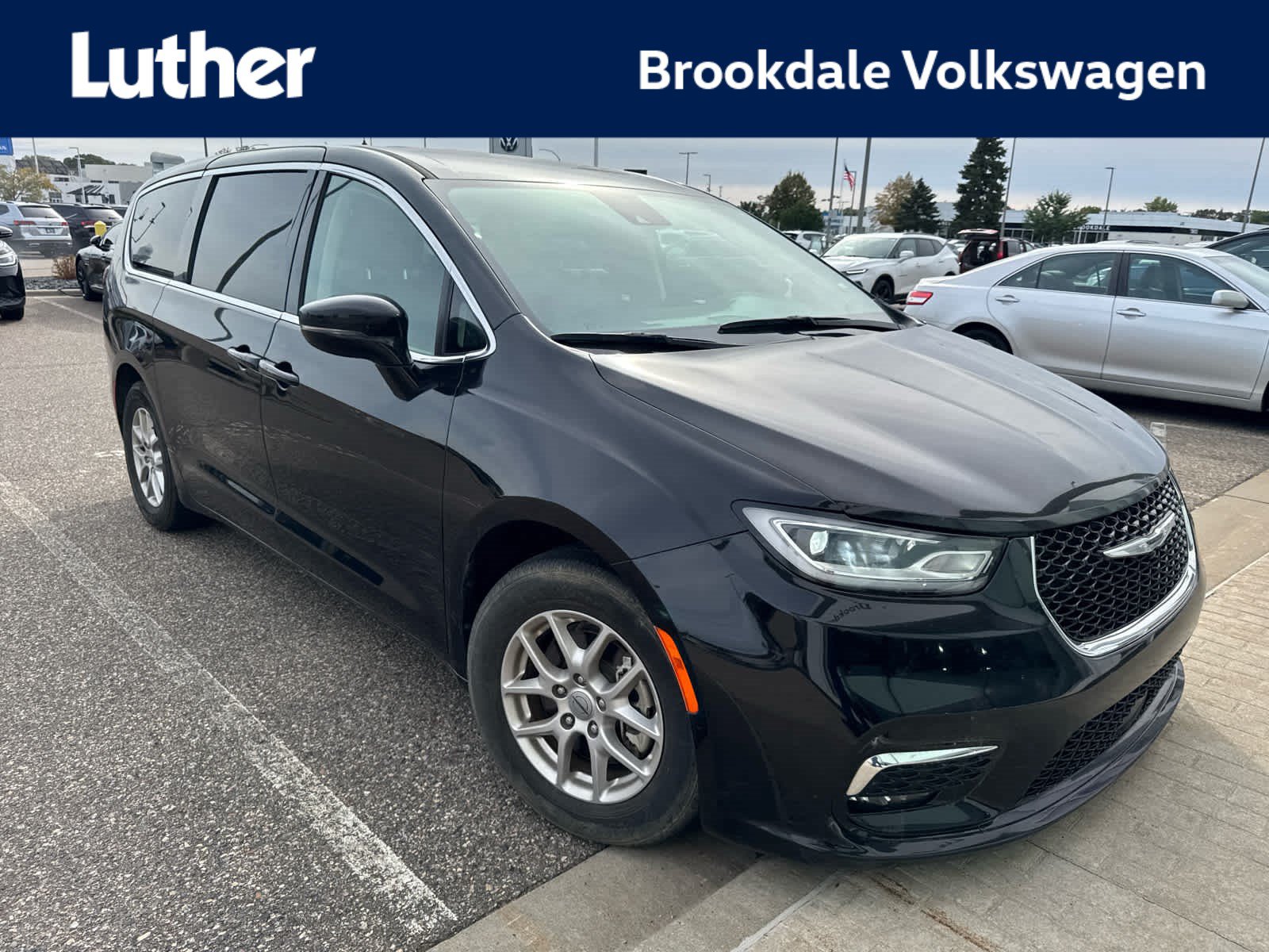 Used 2024 Chrysler Pacifica Touring-L FWD image 1