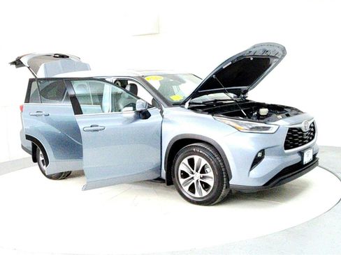 Certified 2021 Toyota Highlander XLE image 12