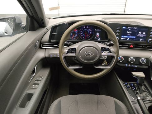 Used 2021 Hyundai Elantra SE FWD image 22
