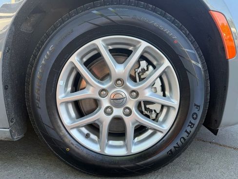 Used 2025 Chrysler Pacifica Select FWD image 4