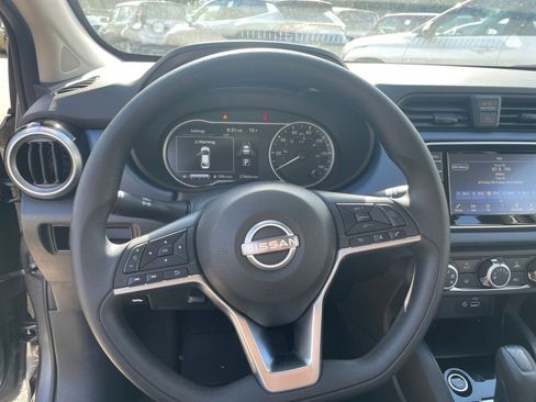 Used 2025 Nissan Versa SV image 17