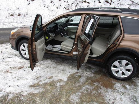 Used 2011 Subaru Outback 2.5i Premium image 10