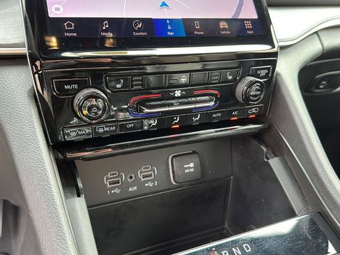 Used 2024 Jeep Grand Cherokee L Limited image 17