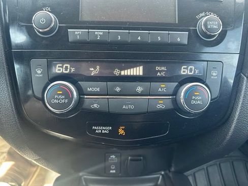 Used 2017 Nissan Rogue SV w/ SV Family Package FWD image 37