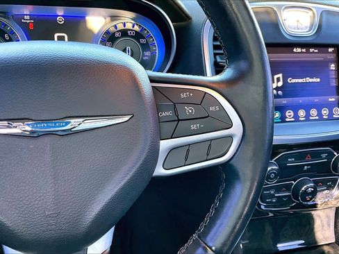 Used 2017 Chrysler 300 C image 23