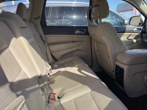 Used 2018 Jeep Grand Cherokee Laredo RWD image 6