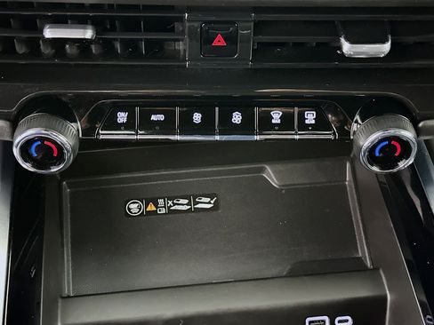 Used 2025 Chevrolet Suburban Z71 image 23