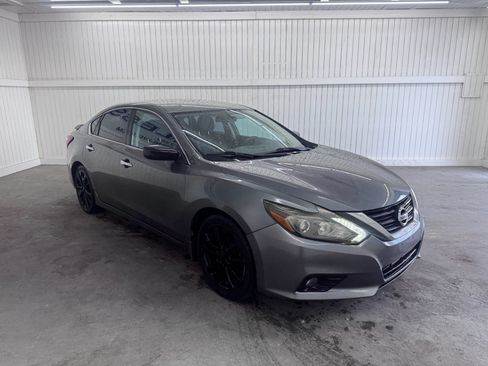 Used 2017 Nissan Altima 2.5 SR w/ Midnight Edition Package FWD image 3