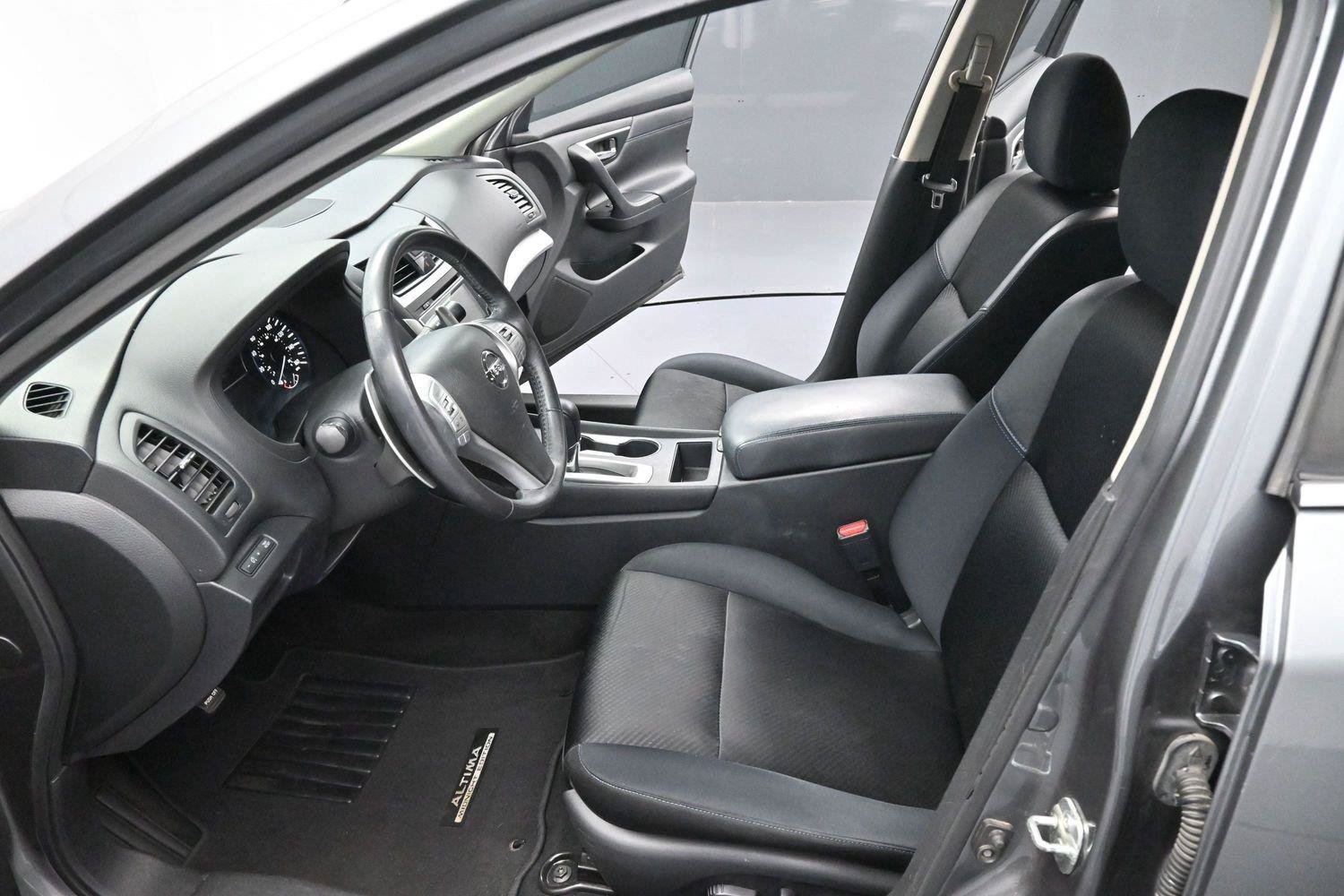 Used 2017 Nissan Altima 2.5 SR w/ Midnight Edition Package FWD image 12
