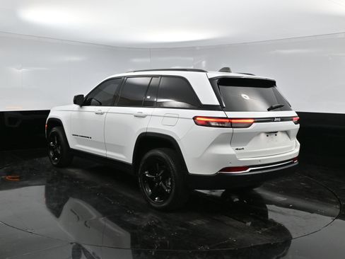 Used 2023 Jeep Grand Cherokee Altitude image 5