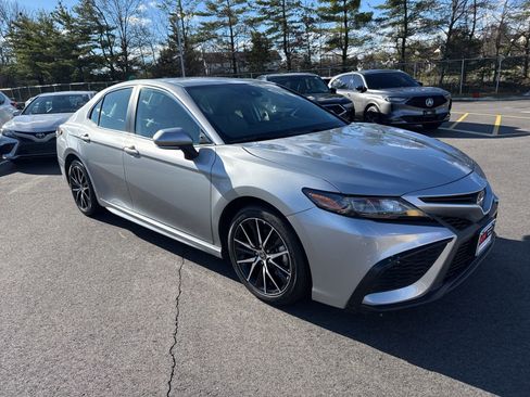 Used 2024 Toyota Camry SE image 3