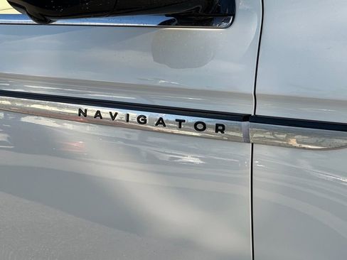 New 2026 Lincoln Navigator L Premier AWD/4WD image 10