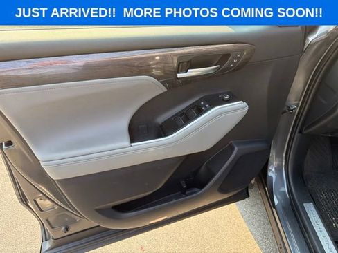Used 2025 Toyota Highlander Limited FWD image 11