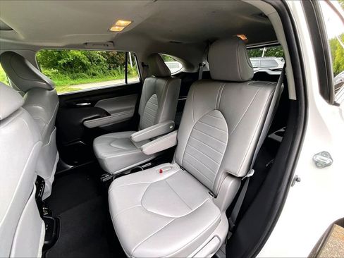 Used 2023 Toyota Highlander XLE AWD/4WD image 15