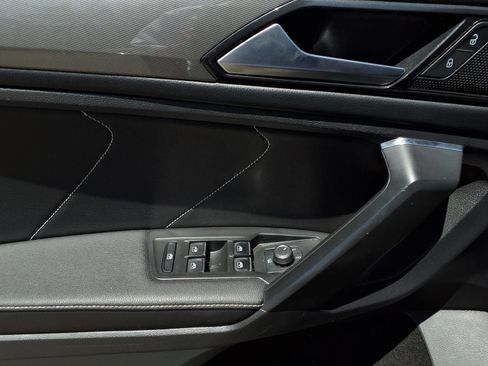 Used 2023 Volkswagen Tiguan SE w/ Panoramic Sunroof Package FWD image 18