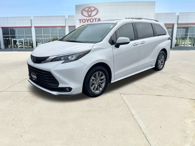 Used 2025 Toyota Sienna XLE FWD image 7