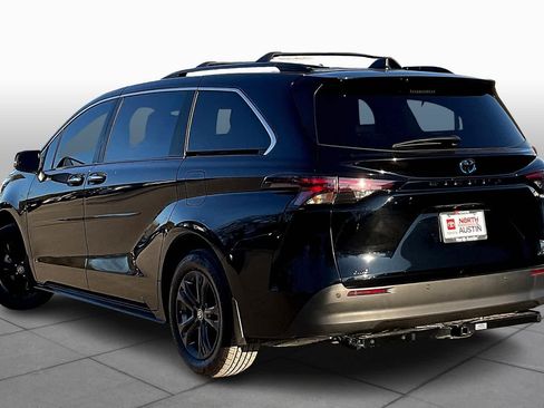 Used 2024 Toyota Sienna XLE Woodland Edition image 12