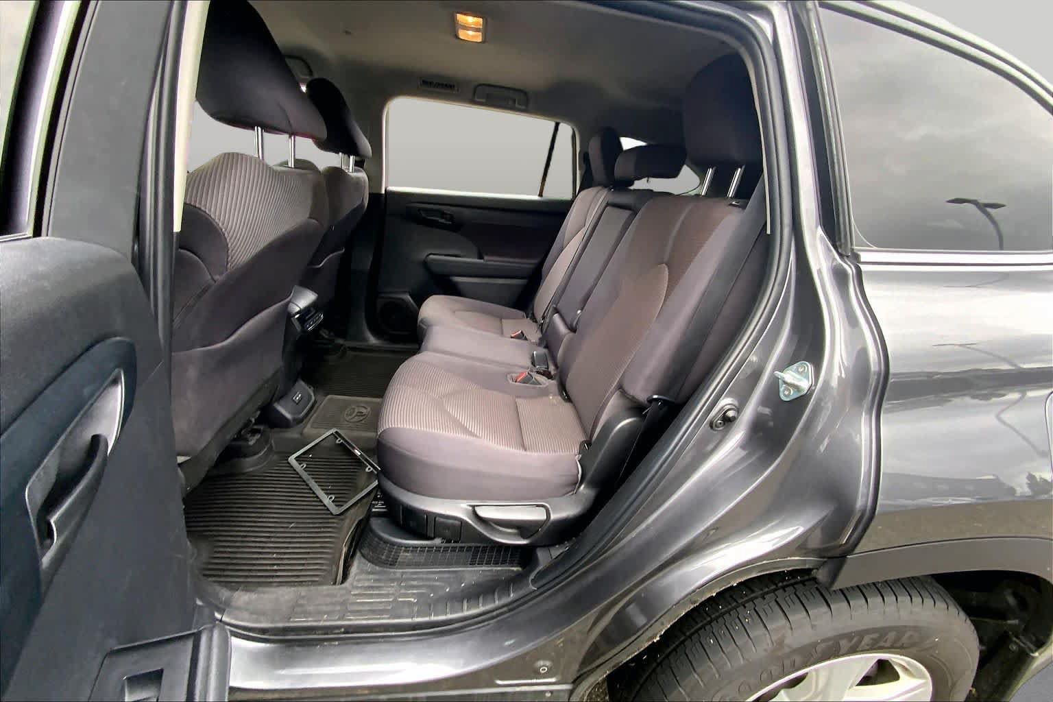 Used 2022 Toyota Highlander LE AWD/4WD image 21