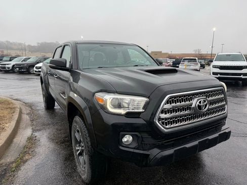 Used 2016 Toyota Tacoma TRD Sport image 4