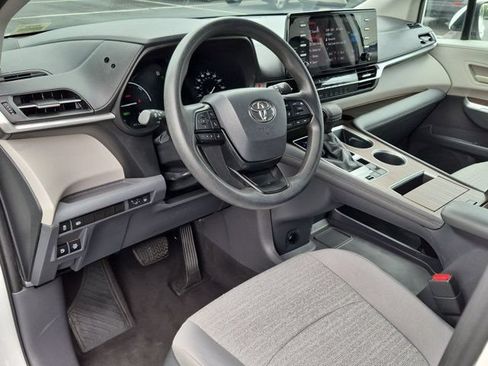 Certified 2022 Toyota Sienna LE FWD image 4