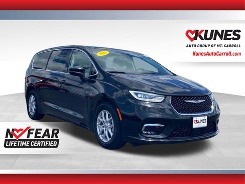 Used 2023 Chrysler Pacifica Touring-L FWD image 1
