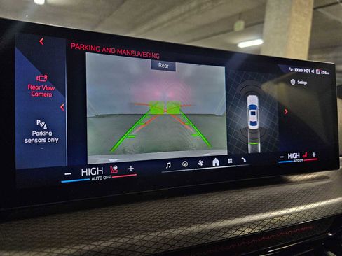 Used 2025 BMW 330i xDrive Sedan w/ M Sport Package AWD/4WD image 18