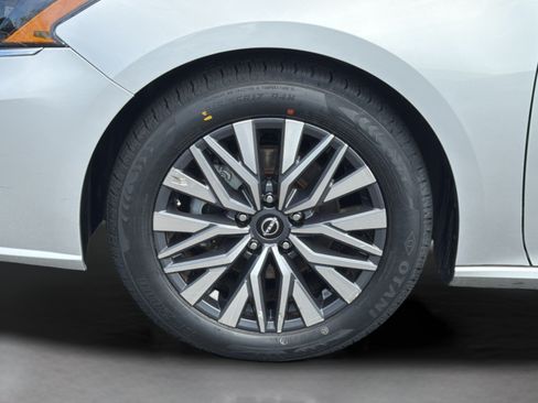 Used 2023 Nissan Altima 2.5 SV FWD image 11