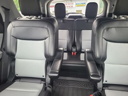 Used 2022 Ford Explorer XLT w/ Equipment Group 202A AWD/4WD image 16