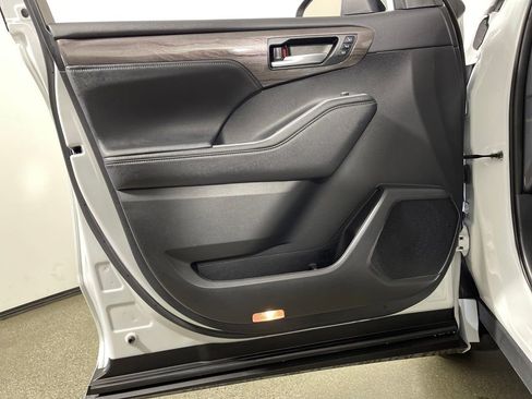 Used 2024 Toyota Highlander Platinum image 17