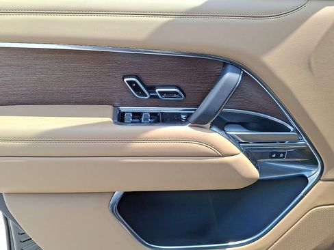 New 2025 Land Rover Range Rover SE image 18