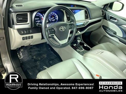 Used 2017 Toyota Highlander XLE image 4