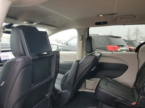 Used 2023 Chrysler Pacifica Touring-L w/ Uconnect Theater Family Group AWD/4WD image 8