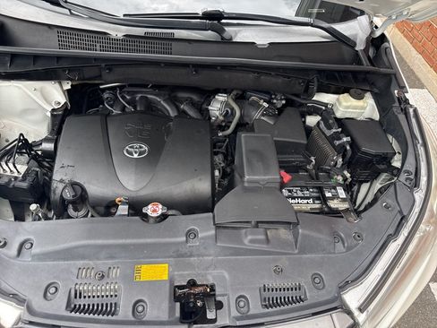 Used 2018 Toyota Highlander XLE AWD/4WD image 37