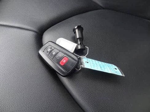 Used 2023 Toyota Highlander XLE FWD image 41