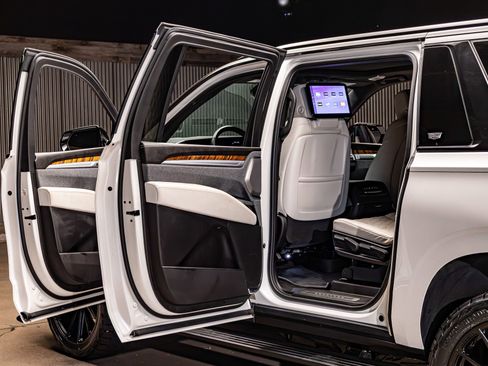 Used 2025 Cadillac Escalade ESV Sport Platinum w/ LPO, Floor Liner Package image 27