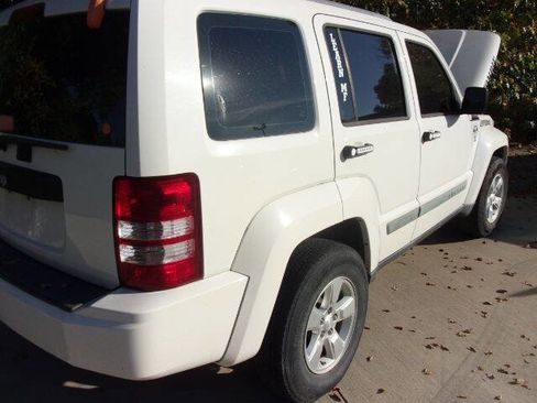 Used 2010 Jeep Liberty Sport image 4