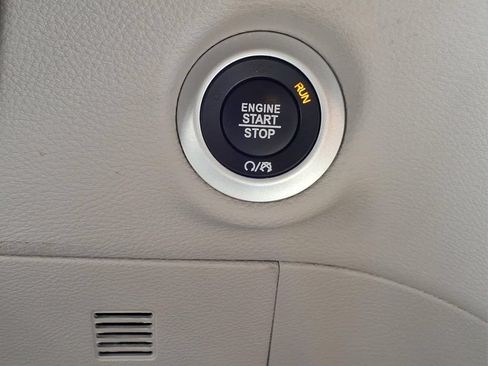 Used 2024 Chrysler Pacifica Limited FWD image 12