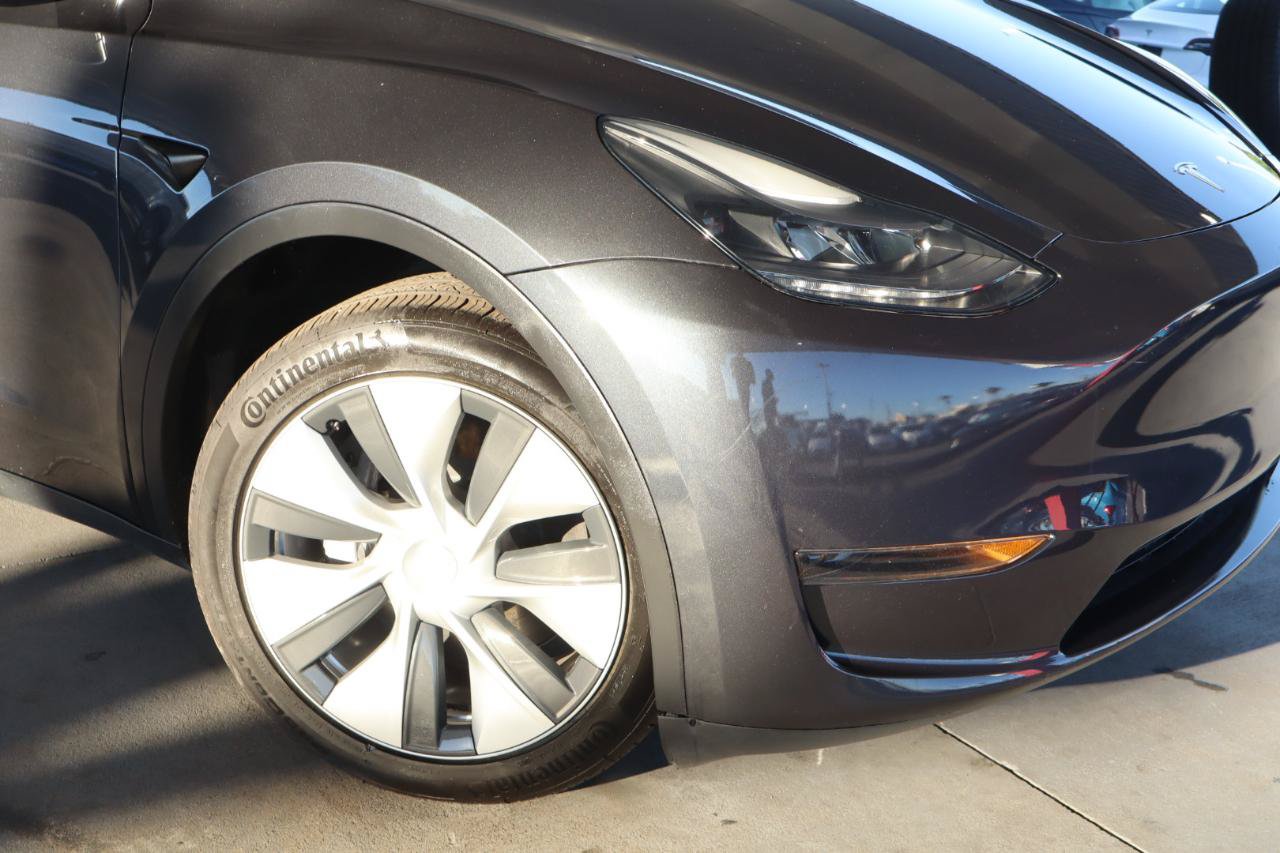 Used 2024 Tesla Model Y Long Range RWD image 2